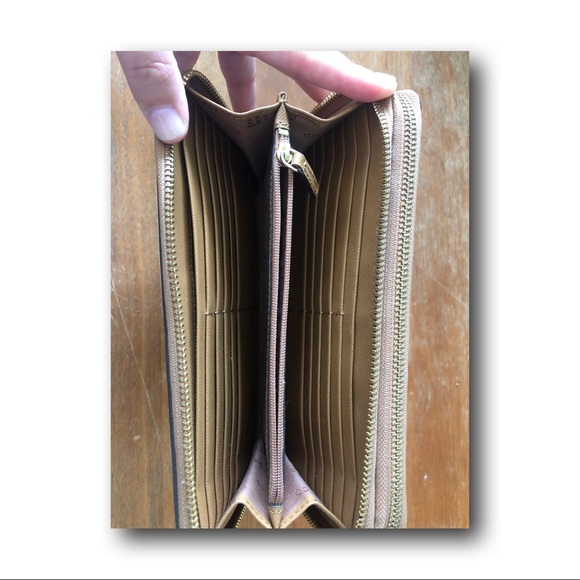 Tory Burch clutch/wallet. - Picture 4 of 8